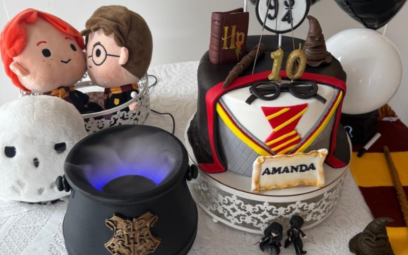 É decoração e é presente! - caldeirão harry potter na festa de aniversário