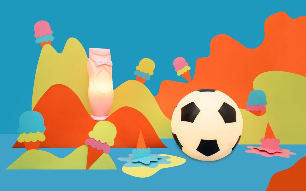 Sapatilha e bola de futebol